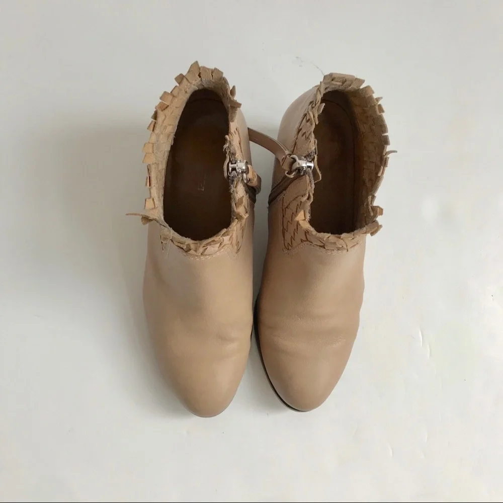 Coach EUC Beige Leather Woven Ankle Boots Size 5